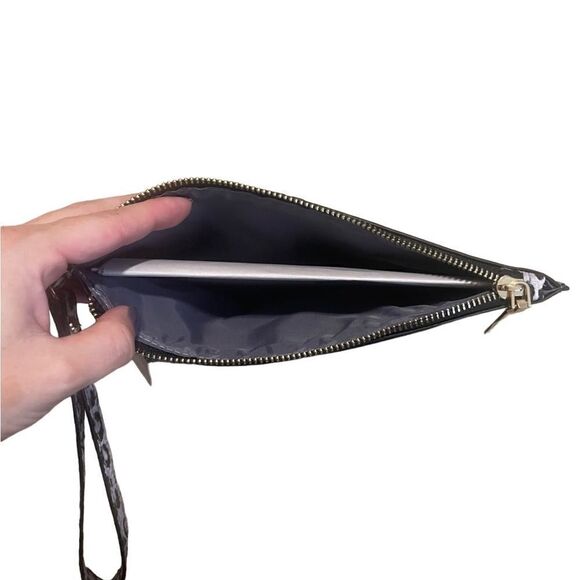 NWT Chico’s Faux Leather Leopard Print Wristlet - Picture 6 of 9